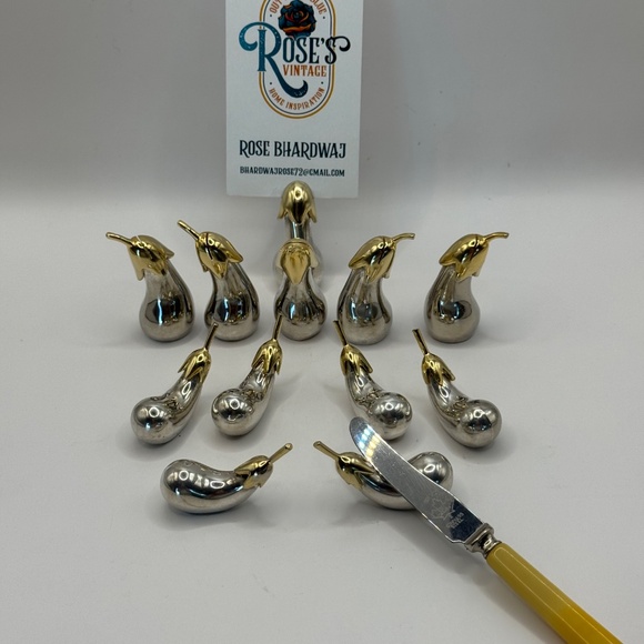 Set of 6 place card holders and 6 knife rests shaped like silver eggplants. - Picture 3 of 11